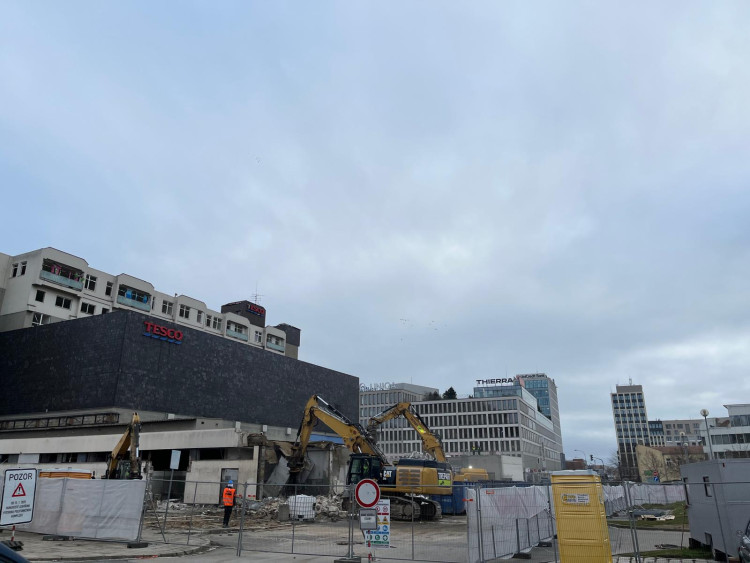 FOTOGALERIE: Bývalý brněnský Prior jde k zemi. Dnes začala demolice ikonické budovy