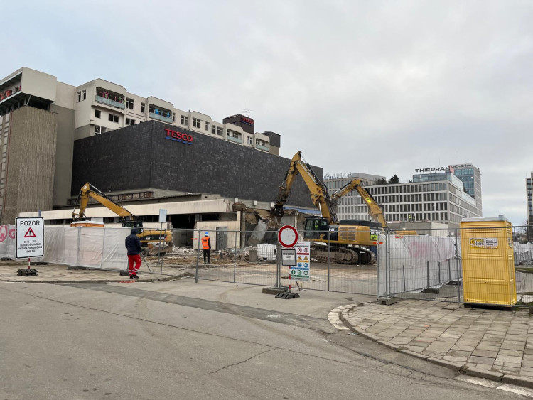 FOTOGALERIE: Bývalý brněnský Prior jde k zemi. Dnes začala demolice ikonické budovy