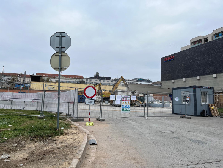 FOTOGALERIE: Bývalý brněnský Prior jde k zemi. Dnes začala demolice ikonické budovy