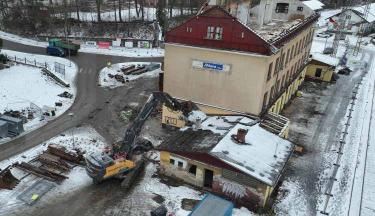 Demolice výpravní budovy ve stanici Jihlava - město