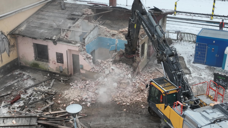 Demolice výpravní budovy ve stanici Jihlava - město