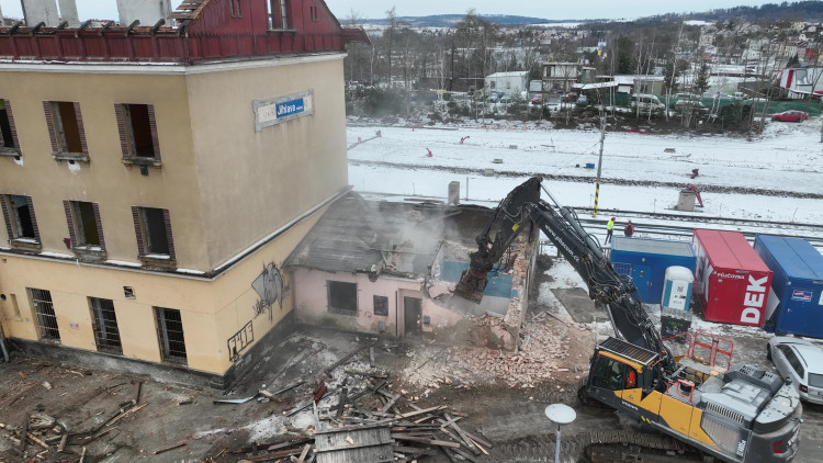 Demolice výpravní budovy ve stanici Jihlava - město