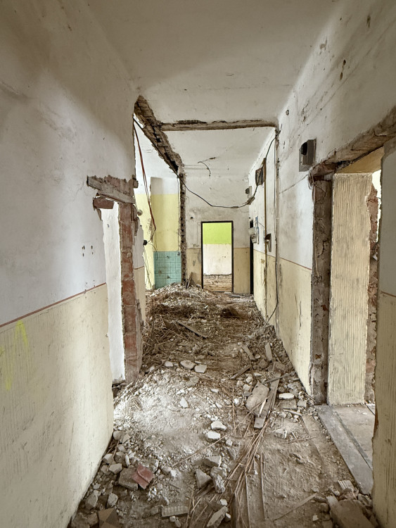 Demolice výpravní budovy ve stanici Jihlava - město