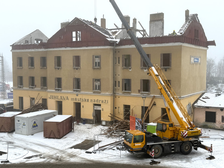 Demolice výpravní budovy ve stanici Jihlava - město