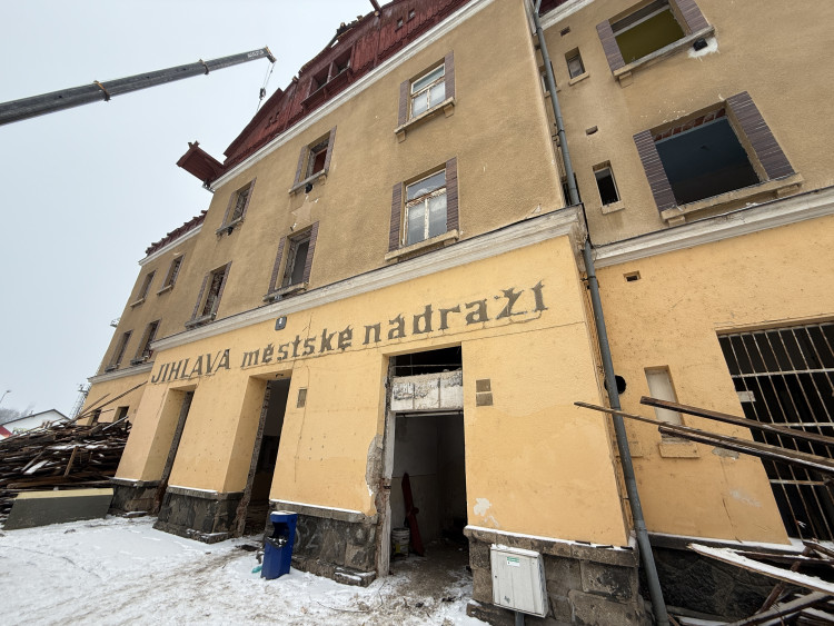 Demolice výpravní budovy ve stanici Jihlava - město