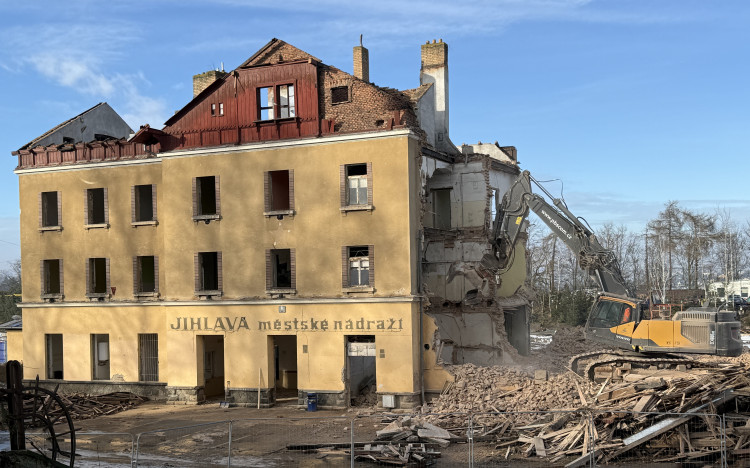 Demolice výpravní budovy ve stanici Jihlava - město
