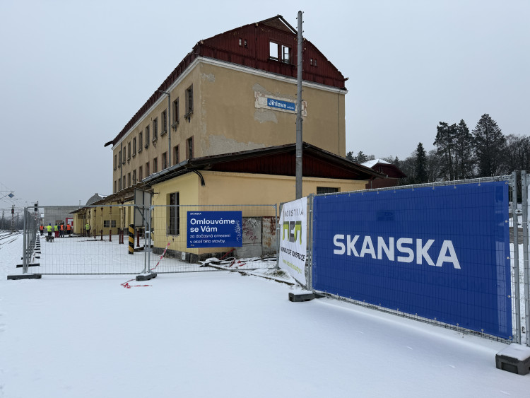 Demolice výpravní budovy ve stanici Jihlava - město