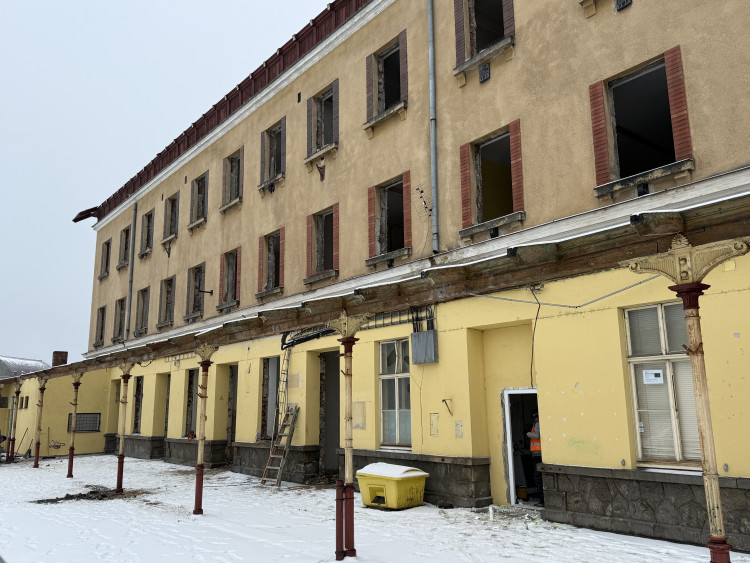 Demolice výpravní budovy ve stanici Jihlava - město