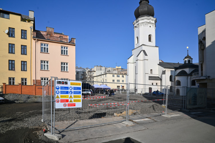 FOTOGALERIE: V srdci Ostravy začal růst polyfunkční dům Václav, upraveno bude i okolí