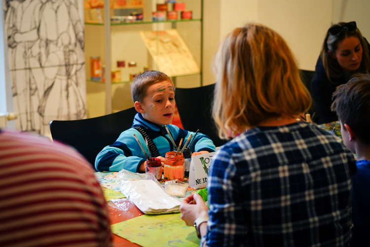 Masopust na Letné přilákal hlavně rodiny s dětmi. Na programu byla zabijačka i průvod masek