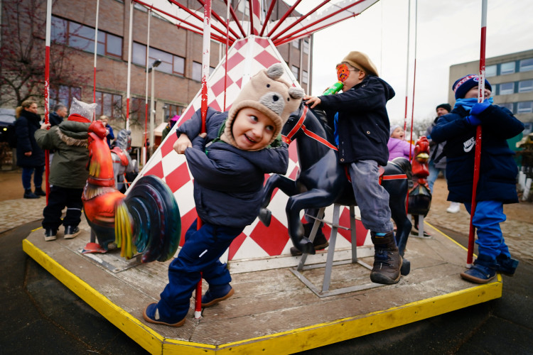 Masopust na Letné přilákal hlavně rodiny s dětmi. Na programu byla zabijačka i průvod masek