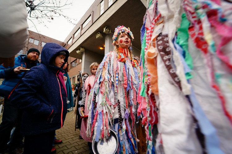 Masopust na Letné přilákal hlavně rodiny s dětmi. Na programu byla zabijačka i průvod masek