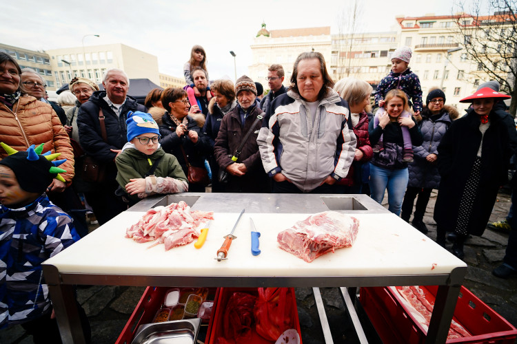 Masopust na Letné přilákal hlavně rodiny s dětmi. Na programu byla zabijačka i průvod masek