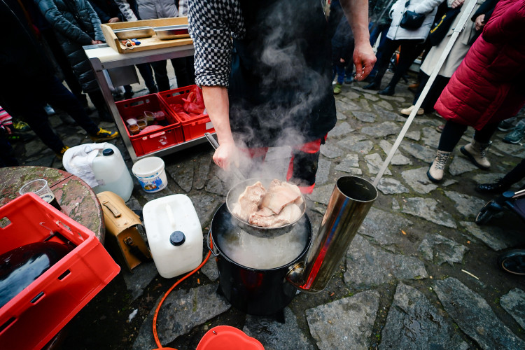 Masopust na Letné přilákal hlavně rodiny s dětmi. Na programu byla zabijačka i průvod masek