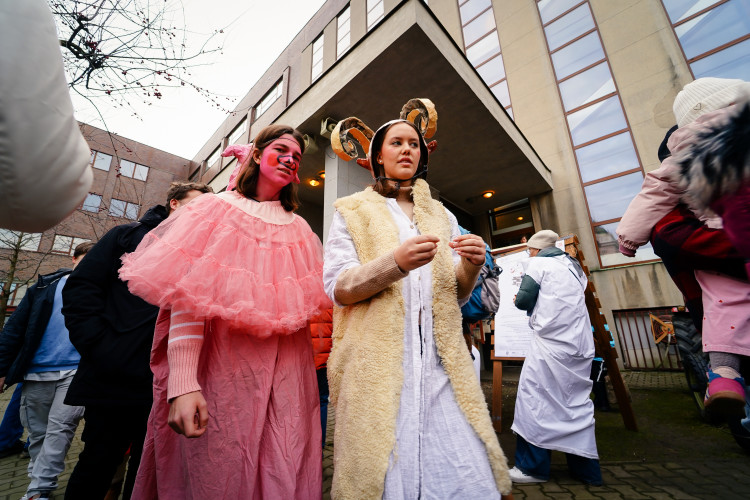 Masopust na Letné přilákal hlavně rodiny s dětmi. Na programu byla zabijačka i průvod masek