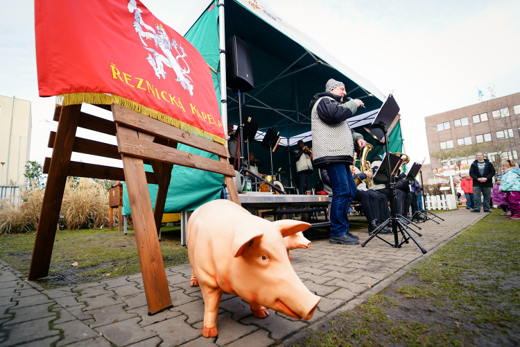 Masopust na Letné přilákal hlavně rodiny s dětmi. Na programu byla zabijačka i průvod masek