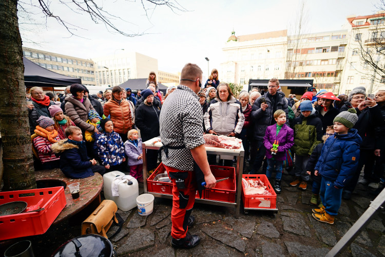 Masopust na Letné přilákal hlavně rodiny s dětmi. Na programu byla zabijačka i průvod masek