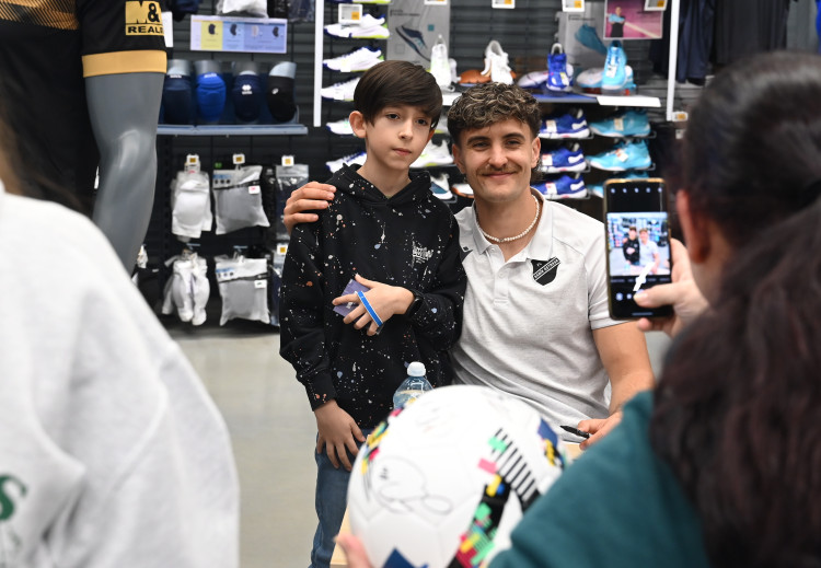 FOTOGALERIE: Modrobílá horečka. Baník baví na hřišti i na autogramiádách