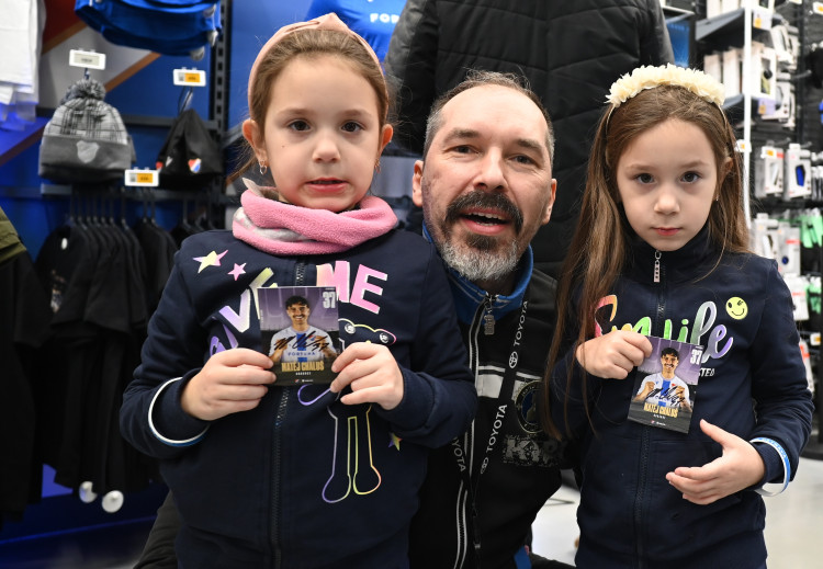 FOTOGALERIE: Modrobílá horečka. Baník baví na hřišti i na autogramiádách