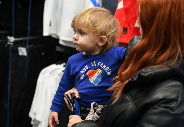 FOTOGALERIE: Modrobílá horečka. Baník baví na hřišti i na autogramiádách