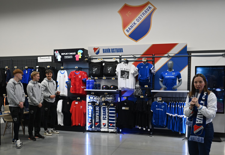 FOTOGALERIE: Modrobílá horečka. Baník baví na hřišti i na autogramiádách