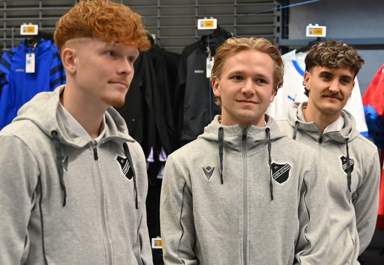 FOTOGALERIE: Modrobílá horečka. Baník baví na hřišti i na autogramiádách