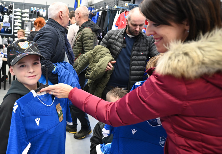 FOTOGALERIE: Modrobílá horečka. Baník baví na hřišti i na autogramiádách