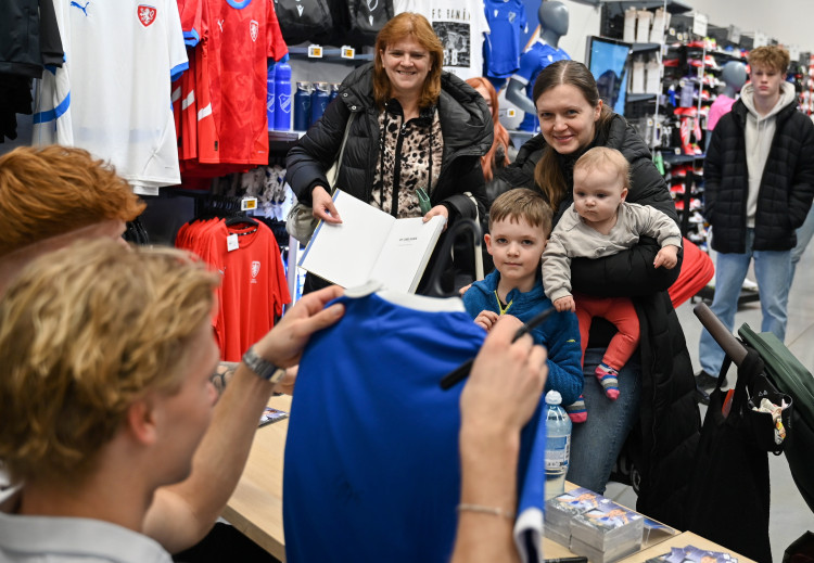FOTOGALERIE: Modrobílá horečka. Baník baví na hřišti i na autogramiádách