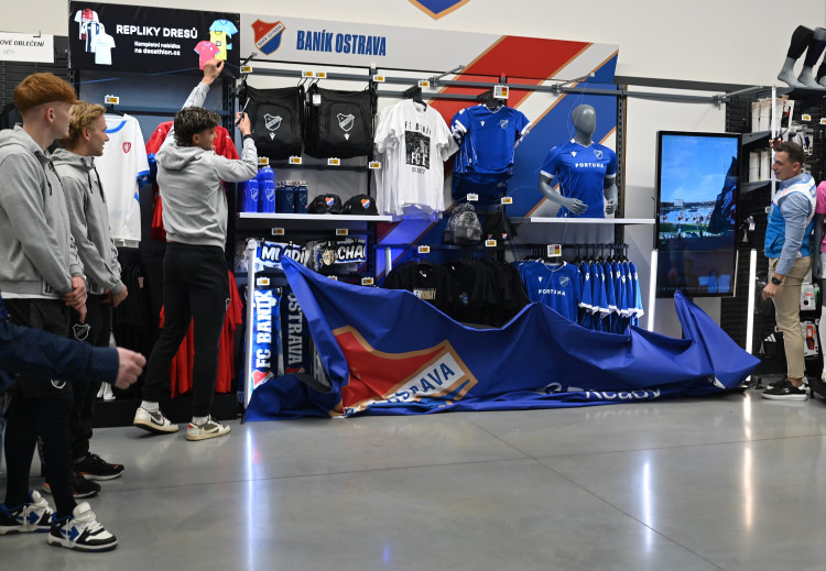 FOTOGALERIE: Modrobílá horečka. Baník baví na hřišti i na autogramiádách