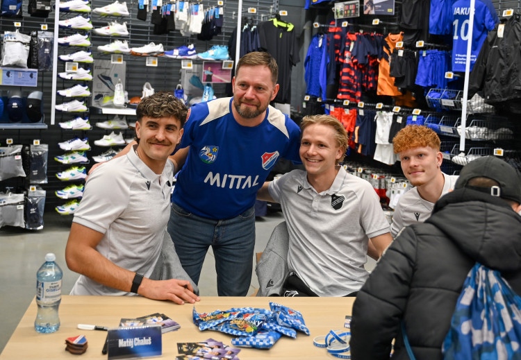 FOTOGALERIE: Modrobílá horečka. Baník baví na hřišti i na autogramiádách