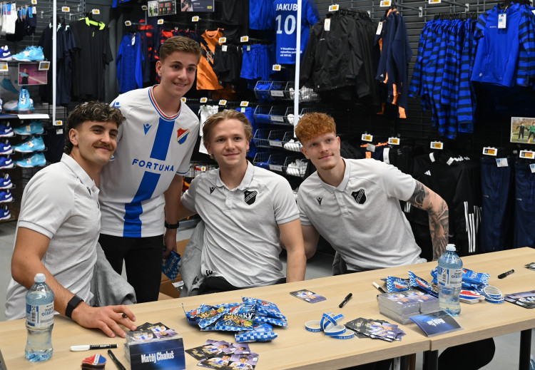 FOTOGALERIE: Modrobílá horečka. Baník baví na hřišti i na autogramiádách