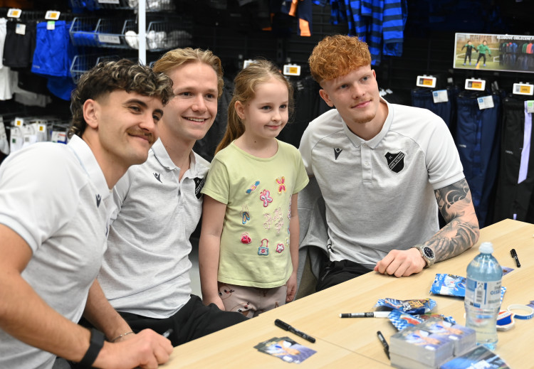 FOTOGALERIE: Modrobílá horečka. Baník baví na hřišti i na autogramiádách