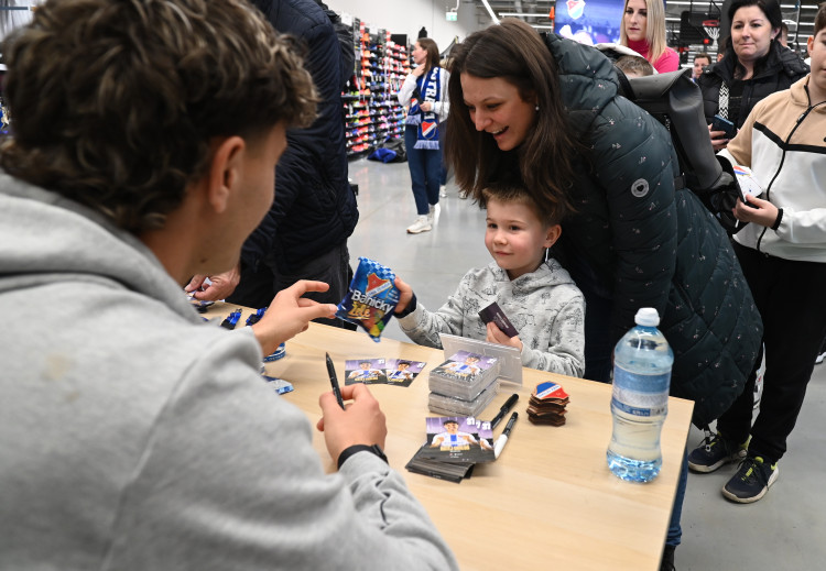 FOTOGALERIE: Modrobílá horečka. Baník baví na hřišti i na autogramiádách