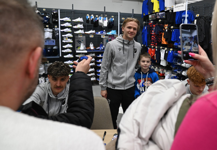 FOTOGALERIE: Modrobílá horečka. Baník baví na hřišti i na autogramiádách