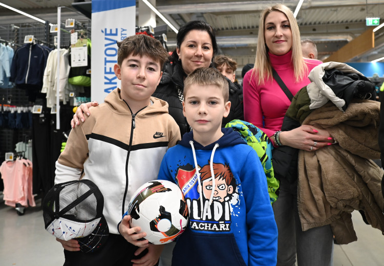 FOTOGALERIE: Modrobílá horečka. Baník baví na hřišti i na autogramiádách