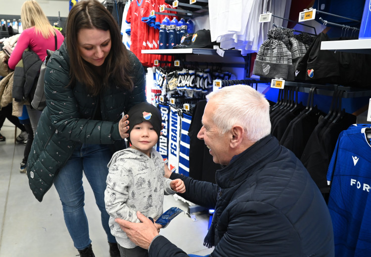 FOTOGALERIE: Modrobílá horečka. Baník baví na hřišti i na autogramiádách