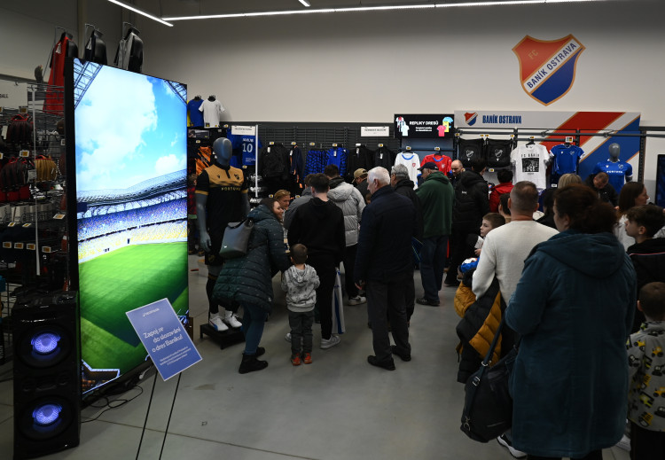 FOTOGALERIE: Modrobílá horečka. Baník baví na hřišti i na autogramiádách