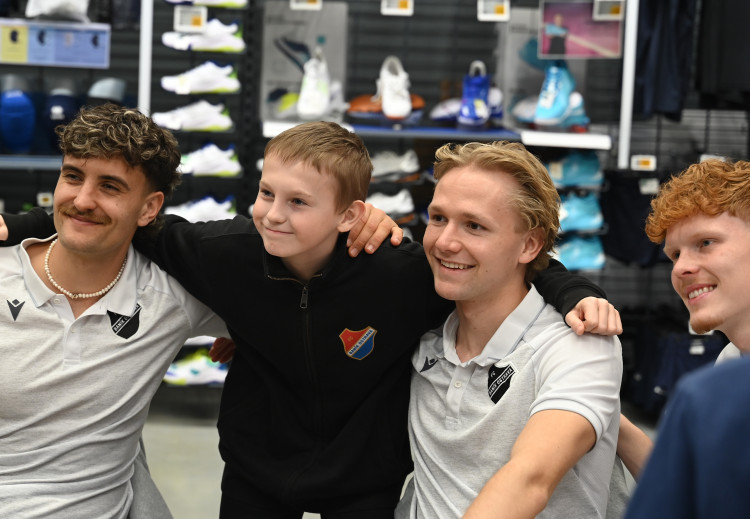 FOTOGALERIE: Modrobílá horečka. Baník baví na hřišti i na autogramiádách