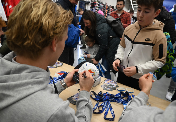 FOTOGALERIE: Modrobílá horečka. Baník baví na hřišti i na autogramiádách