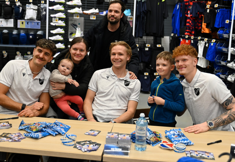 FOTOGALERIE: Modrobílá horečka. Baník baví na hřišti i na autogramiádách