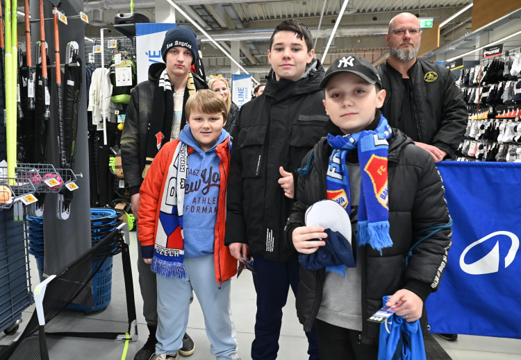FOTOGALERIE: Modrobílá horečka. Baník baví na hřišti i na autogramiádách