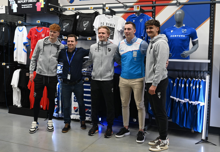 FOTOGALERIE: Modrobílá horečka. Baník baví na hřišti i na autogramiádách