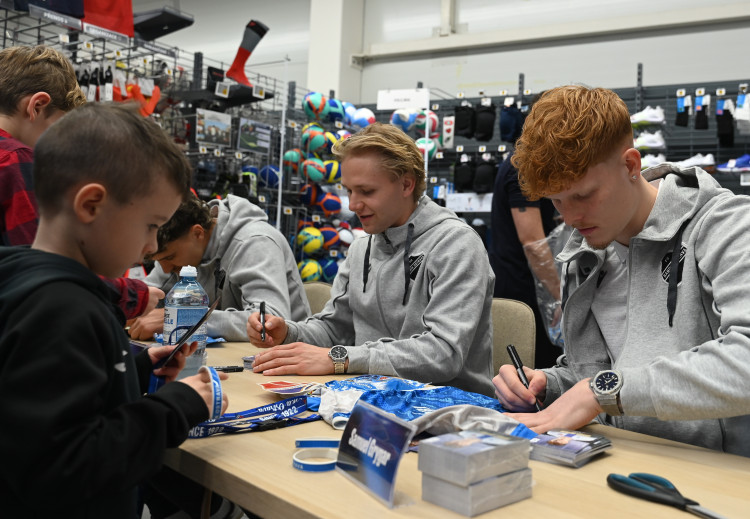 FOTOGALERIE: Modrobílá horečka. Baník baví na hřišti i na autogramiádách