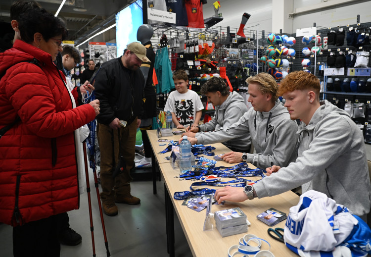 FOTOGALERIE: Modrobílá horečka. Baník baví na hřišti i na autogramiádách