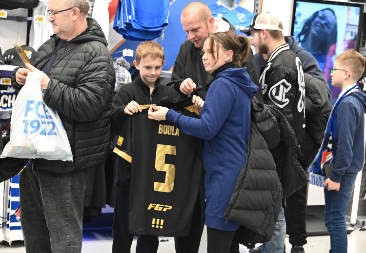 FOTOGALERIE: Modrobílá horečka. Baník baví na hřišti i na autogramiádách