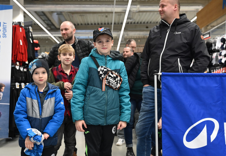 FOTOGALERIE: Modrobílá horečka. Baník baví na hřišti i na autogramiádách