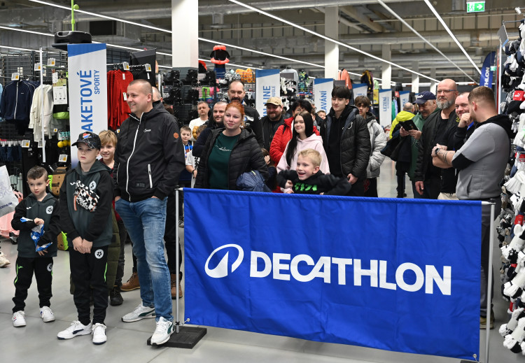 FOTOGALERIE: Modrobílá horečka. Baník baví na hřišti i na autogramiádách