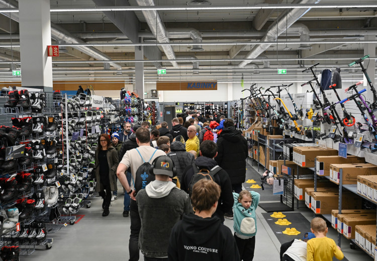 FOTOGALERIE: Modrobílá horečka. Baník baví na hřišti i na autogramiádách