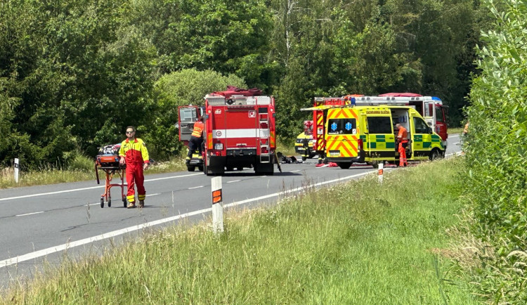 Zásah záchranářů u další smrtelní nehody, která se stala těsně před křižovatkou loni v létě