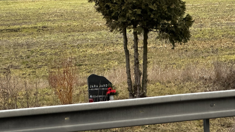 Pomníček jedné oběti nehody na křižovatce